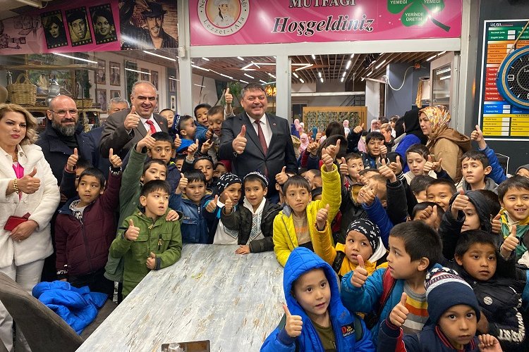 Önder Narin’e Doğu Türkistanlı çocuklardan sevgi seli
