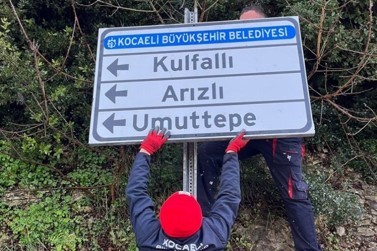 Kocaeli’de yıpranan yön ve trafik levhalarını yeniliyor