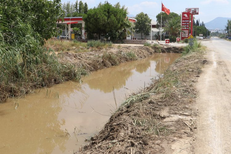 Manisa’da derelerin olası taşkınlara karşı temizliği sürüyor