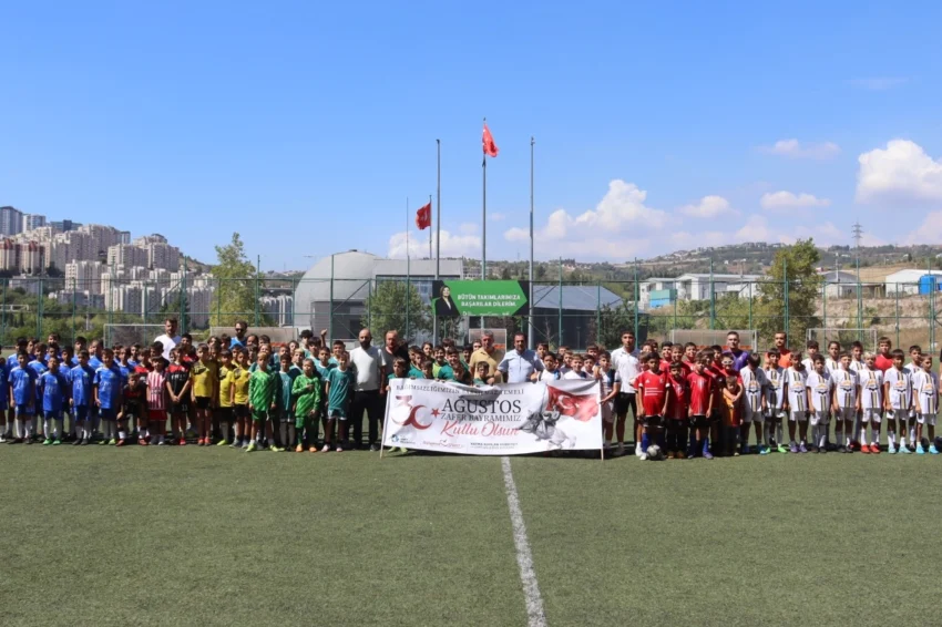 İzmit’te Zafer Bayramı Futbol Turnuvasında minikler sahne aldı