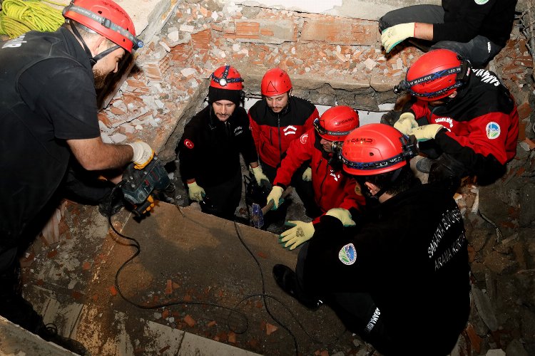 Sakarya’nın kalbindeki o enkaza girdi! Bol aksiyonlu canlı kurtarma tatbikatı