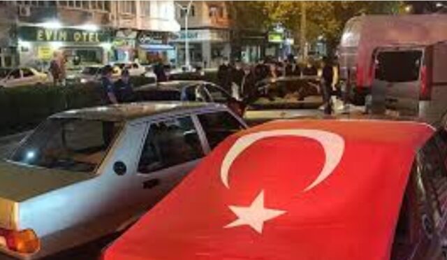 Çayırova’da Asker Konvoyları Vatandaşları Bezdirdi: Gece Yarısı Korna ve Müzik Gürültüsü Tepki Çekti