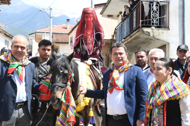 Bursa Osmangazi’de asırlık köy düğünü fethettti!
