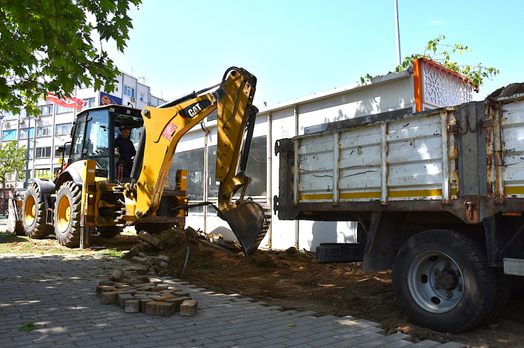 Bursa Gemlik meydanda yaya kaldırımı genişliyor