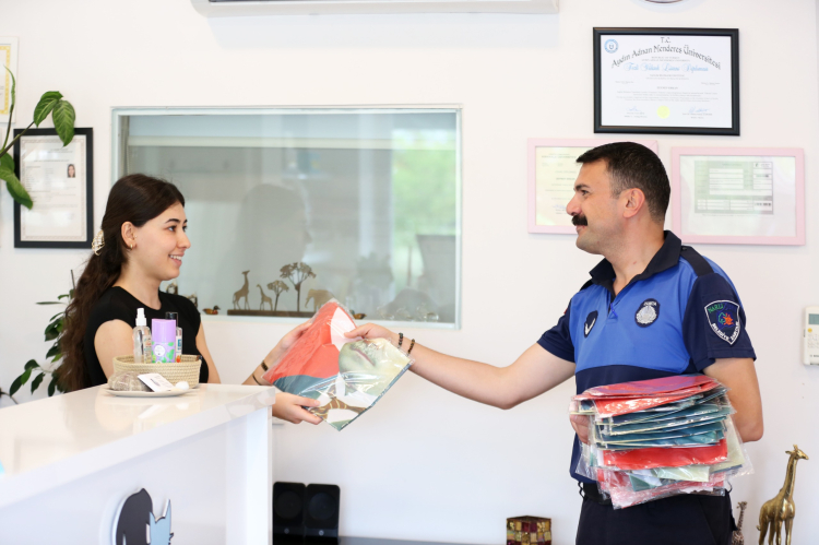 İzmir Narlıdere Belediyesi esnafa bayrak dağıttı