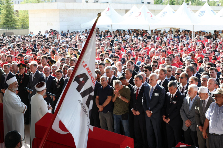 Seyitgazi’de şehit olan AKUT gönüllüleri son yolculuğuna uğurlandı