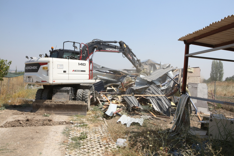 Bursa Kayapa’da iki kaçak yapı yıkıldı