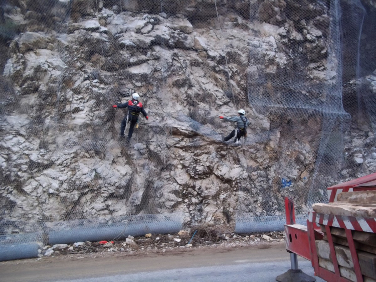 Karayolları’ndan sarp yamaçlara çelik zırh