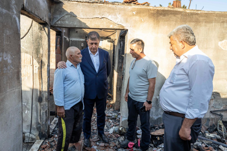 İzmir Büyükşehir’den evi yanan aileye yardım eli