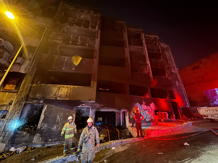 İzmir İtfaiyesi Konak’taki yangında iki kişiyi kurtardı