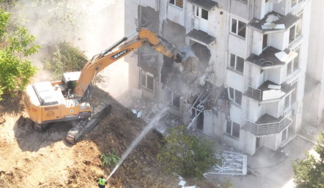 cayirovada-bosaltilan-alandaki-riskli-yapilarin-yikimina-baslandi2-1754373918-173-x750