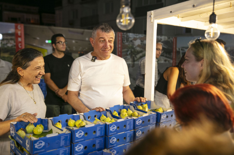 İzmir Güzelbahçe’de dalında kuruyan bardacığı belediye aldı