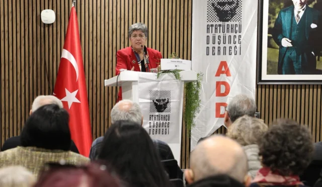 Canan Güllü ADD Mudanya'da kadın hakları üzerine konuşma yaparken