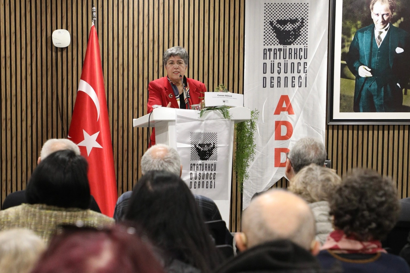 Canan Güllü ADD Mudanya’da Kadın Hakları ve Atatürk’ün Mirası Konferansı Verdi