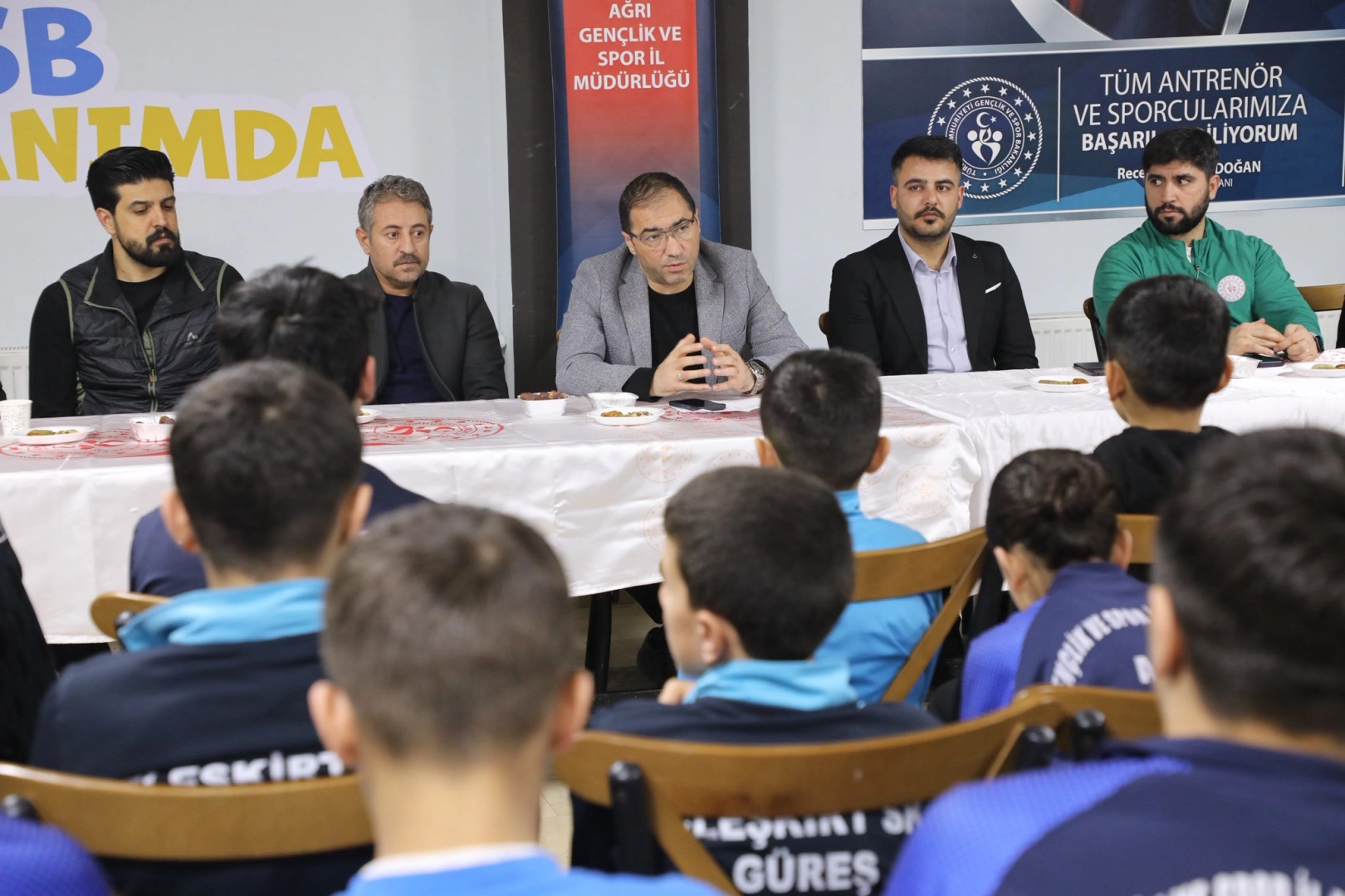 Ağrı’da Sporcu Eğitim Merkezi’nde İftar Sofrası: Genç Sporcularla Motivasyon Dolu Buluşma