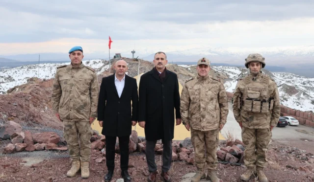 Ağrı Dağı Hazzep Tepe Modüler Üs Bölgesi'nde Vali Önder Bozkurt jandarma personeliyle iftar yapıyor.