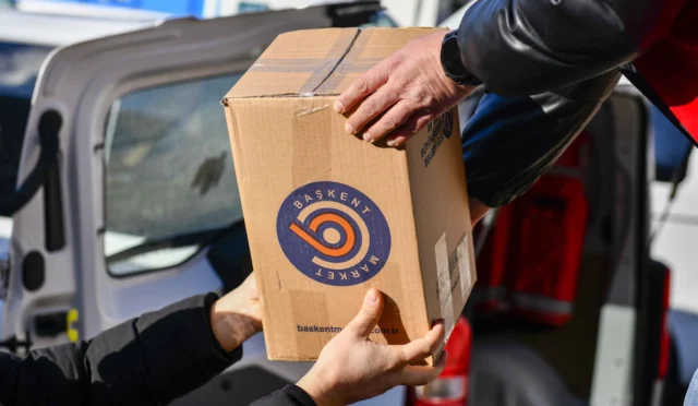 Ankara Büyükşehir Belediyesi'nin Ramazan ayında başlattığı 'Koli Ver' yardım kampanyası kapsamında hazırlanan gıda kolileri