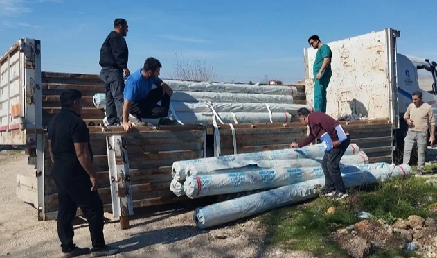 Antalya Büyükşehir Belediyesi'nin hortumdan zarar gören üreticilere sera naylonu desteği
