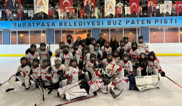Muratpaşa Belediyespor buz hokeyi maçında galip gelen sporcular