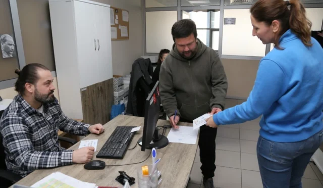 Balıkesir Edremit'te Ramazan ayında ihtiyaç sahiplerine dağıtılan alışveriş kartları