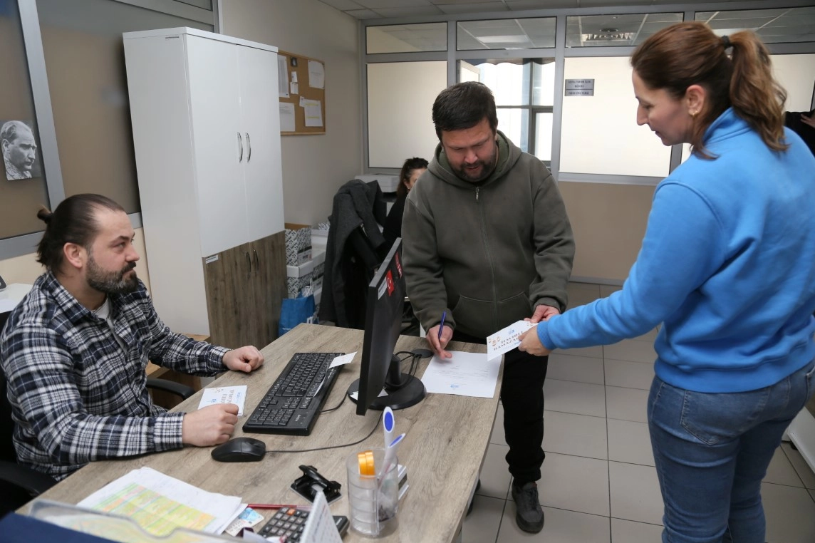 Edremit’te Ramazan Dayanışması: İhtiyaç Sahiplerine Alışveriş Kartları Muhtarlar Aracılığıyla Ulaşıyor