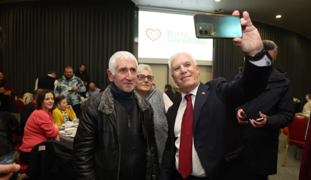 Bursa Büyükşehir Belediye Başkanı Mustafa Bozbey, Bursa Gönüllüleri ile iftar programında buluştu.