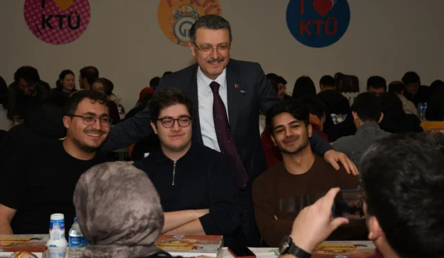 Trabzon Büyükşehir Belediye Başkanı Ahmet Metin Genç, KTÜ'lü öğrencilerle iftar sofrasında buluştu.