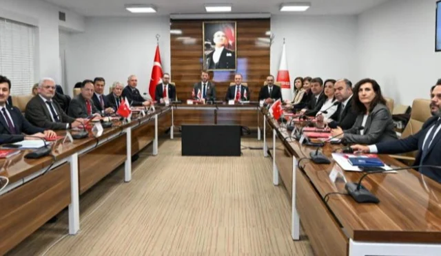 Mersin Büyükşehir Belediye Başkanı Vahap Seçer, Avrupa ve Balkan şehirleri temsilcilerini ağırlayarak demokrasi ve yerel yönetimler üzerine önemli açıklamalarda bulundu.