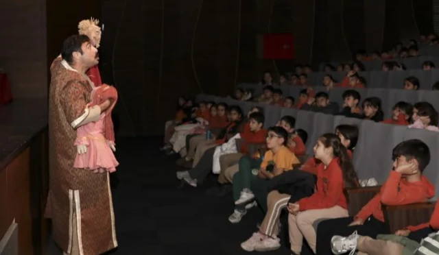 Mersin'de sahnelenen 'Bilge Hekim Lokman' oyununda genç tiyatroseverler