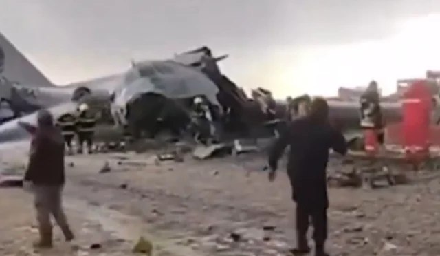 Bolivya'da içine para konulan bir nakliye uçağının şehir merkezine düşmesi sonucu oluşan kaza