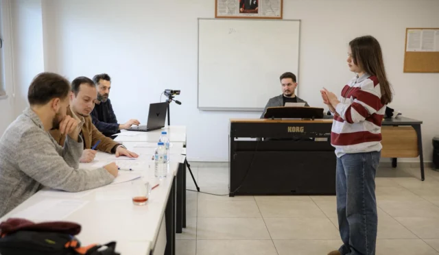 Bursa Büyükşehir Belediyesi tarafından düzenlenen ücretsiz müzik eğitimi yetenek sınavına katılan öğrenciler