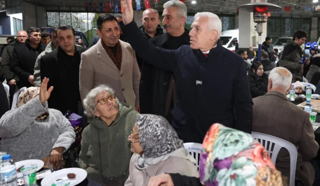 Bursa Büyükşehir Belediye Başkanı Mustafa Bozbey Kestel'de düzenlenen iftar programında vatandaşlarla bir arada