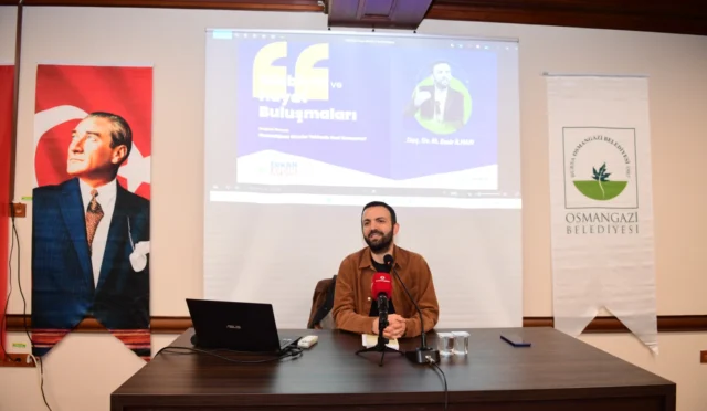 Osmangazi Belediyesi'nin düzenlediği 'Edebiyat Hayat Buluşmaları' etkinliğinde Doç. Dr. M. Emir İlhan konuşma yaparken