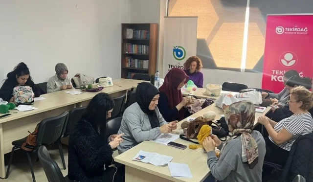 Çerkezköy Kadın Danışma Merkezi'nde düzenlenen amigurumi atölyesinde kadınların el emeği göz nuru oyuncaklar