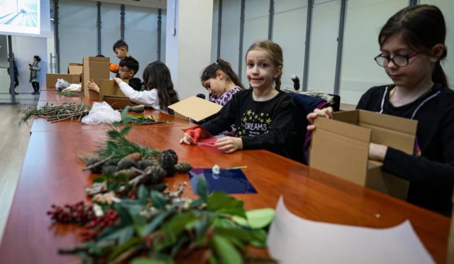 Bursa'da 'Bir Günlüğüne Mimar Oluyorum' etkinliğine katılan çocuklar hayal ettikleri evleri tasarlıyor.