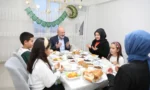 Kocasinan Belediye Başkanı Ahmet Çolakbayrakdar ve eşi Fatma Çolakbayrakdar, Özsoy ailesiyle iftar sofrasında