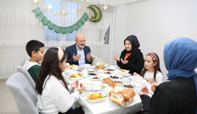 Kocasinan Belediye Başkanı Ahmet Çolakbayrakdar ve eşi Fatma Çolakbayrakdar, Özsoy ailesiyle iftar sofrasında