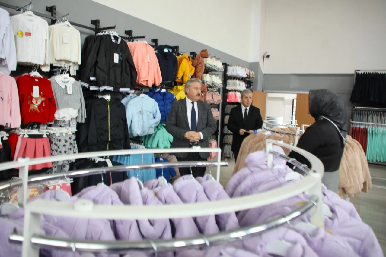 Melikgazi Belediyesi MELKEV ile İhtiyaç Sahiplerine Giyim Desteği Sunuyor: Dayanışma Örnekleri Sergileniyor