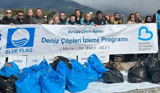 Balıkesir Altınkum sahilinde 'Deniz Çöpleri İzleme Programı' kapsamında yapılan temizlik çalışması