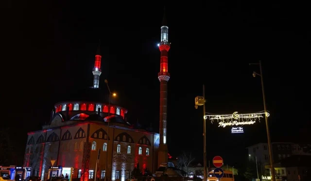 Denizli'de Ramazan ayı için ışıklı süslemelerle donatılmış cadde ve meydanlar