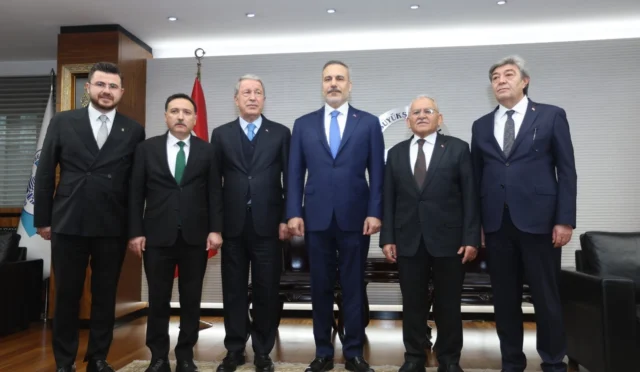 Dışişleri Bakanı Hakan Fidan, Kayseri Büyükşehir Belediye Başkanı Memduh Büyükkılıç ile bir araya geldi.