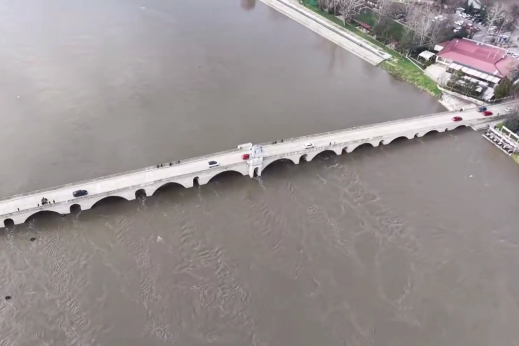 Edirne’de Taşkın Riski Büyüyor: Tunca Köprüsü Ulaşıma Kapatıldı, Vali Sezer’den Kritik Çağrı
