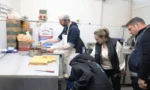 Nilüfer Belediyesi ekipleri fırın ve pastanelerde denetim yaparken