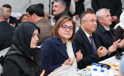 Gaziantep ve Halep halkının birlikte kurduğu 10 bin kişilik iftar sofrası