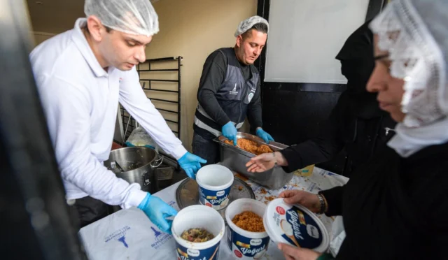 İzmir Büyükşehir Belediyesi'nin aşevinden çıkan iftar yemekleri ihtiyaç sahiplerine dağıtılıyor