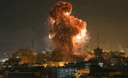 İran'ın balistik füzelerle ABD ve İsrail'i vurduğu anı temsil eden görsel.