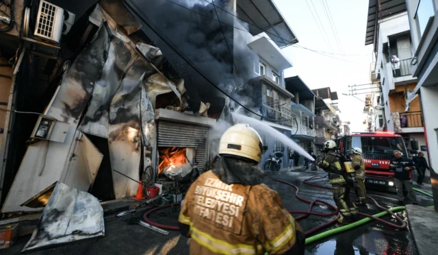 İzmir Buca'da yoğurt üretim tesisinde çıkan yangına müdahale eden itfaiye ekipleri