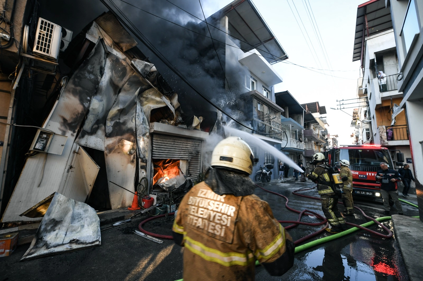 İzmir Buca’da Yoğurt Üretim Tesisi Alevlere Teslim Oldu: İtfaiye Nefes Kesti