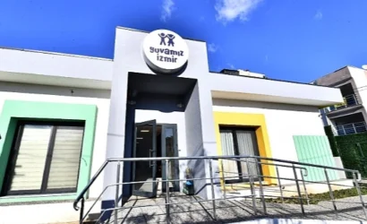 İzmir Büyükşehir Belediyesi logosu ve okul öncesi eğitim ile ilgili bir görsel