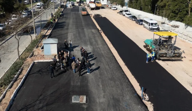 İzmir Büyükşehir Belediye Başkanı Dr. Cemil Tugay, asfalt çalışmalarını inceliyor